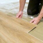 Arbeiter verlegt vinylboden